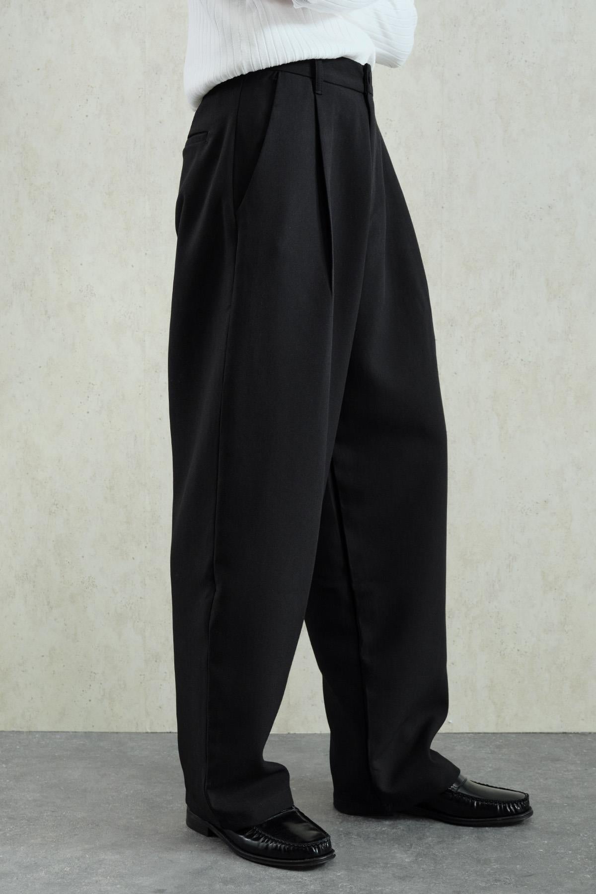 BOL KESİM GENİŞ PAÇALI PİLİLİ DÖKÜMLÜ SİYAH PANTOLON