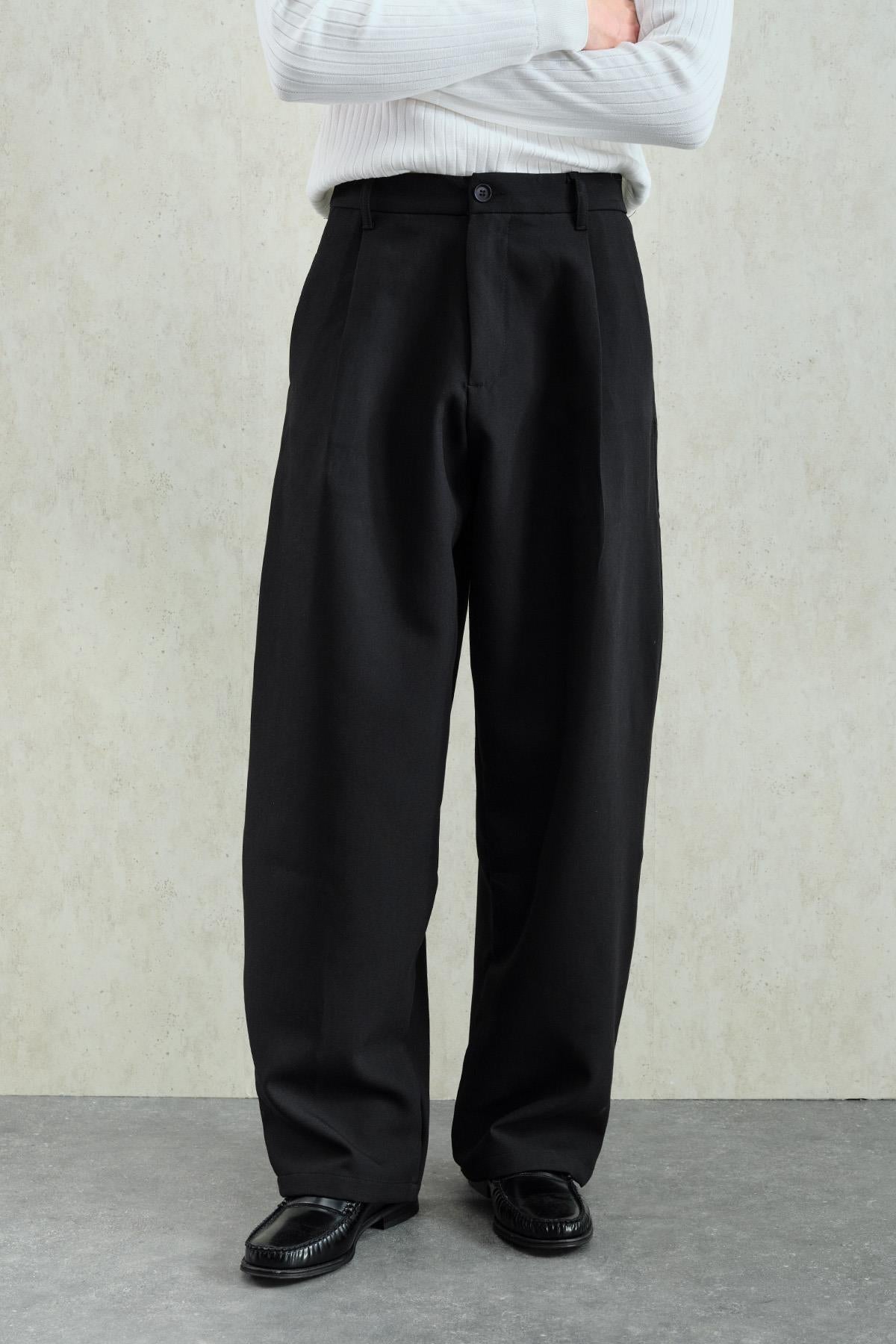 BOL KESİM GENİŞ PAÇALI PİLİLİ DÖKÜMLÜ SİYAH PANTOLON