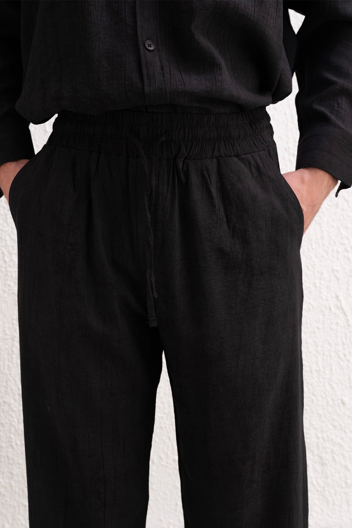 RAHAT KESİM EFEKTLİ SİYAH PANTOLON - SİYAH M