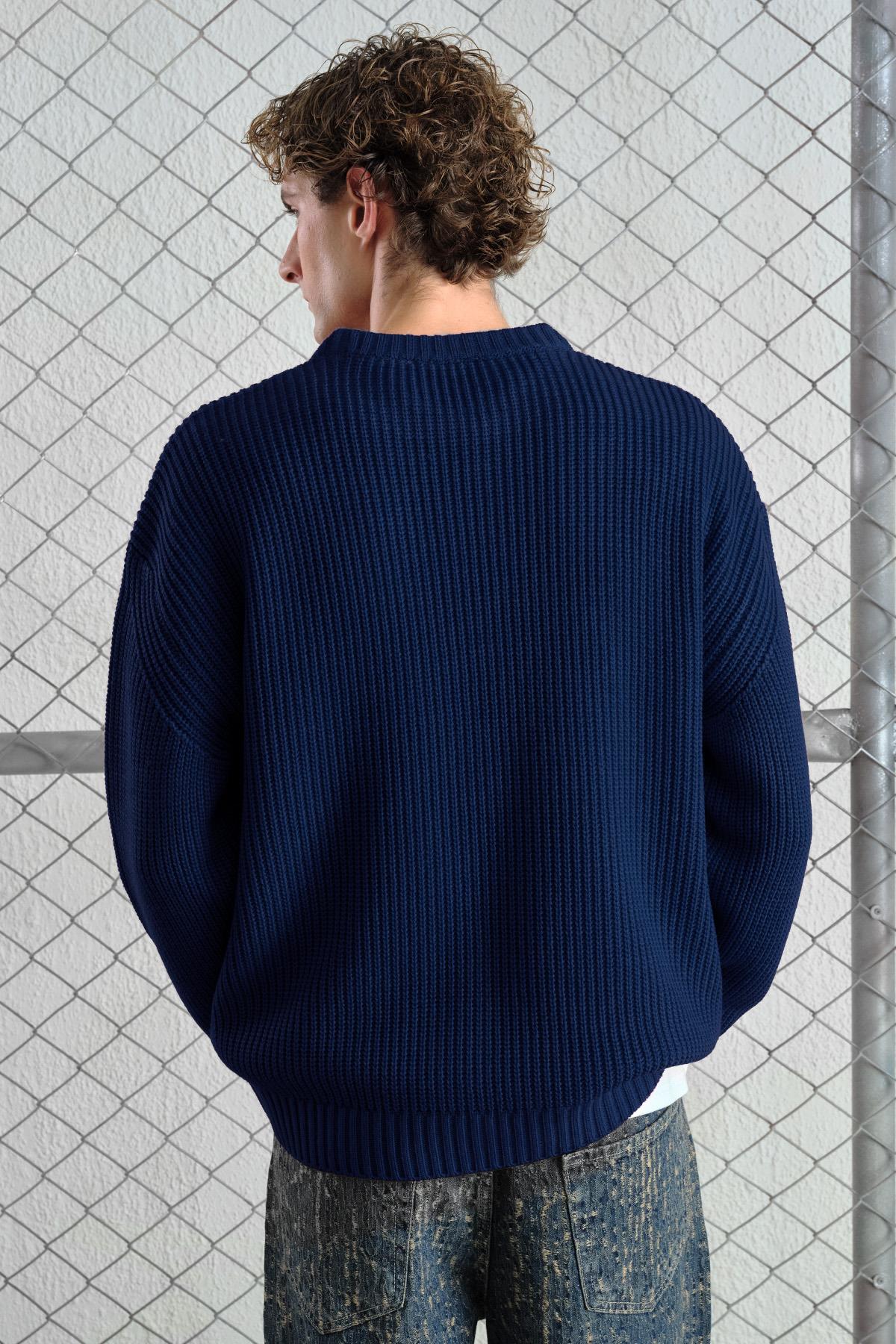 OVERSIZE DÖKÜMLÜ FİTİLLİ LACİVERT TRİKO KAZAK