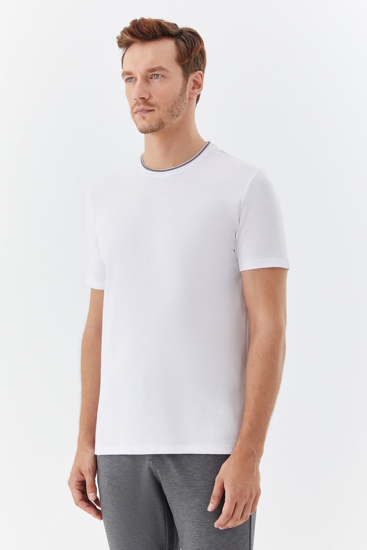 Ekru Piti Kare Bisiklet Yaka Pamuklu T-Shirt