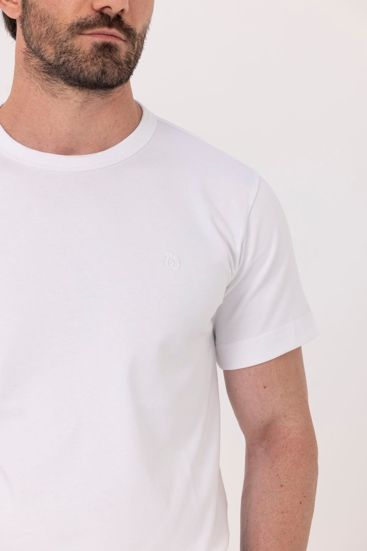 Erkek Beyaz Rahat Kesim Regular Fit %100 Pamuk Kısa Kollu Bisiklet Yaka Nakışlı Basic Tişört
