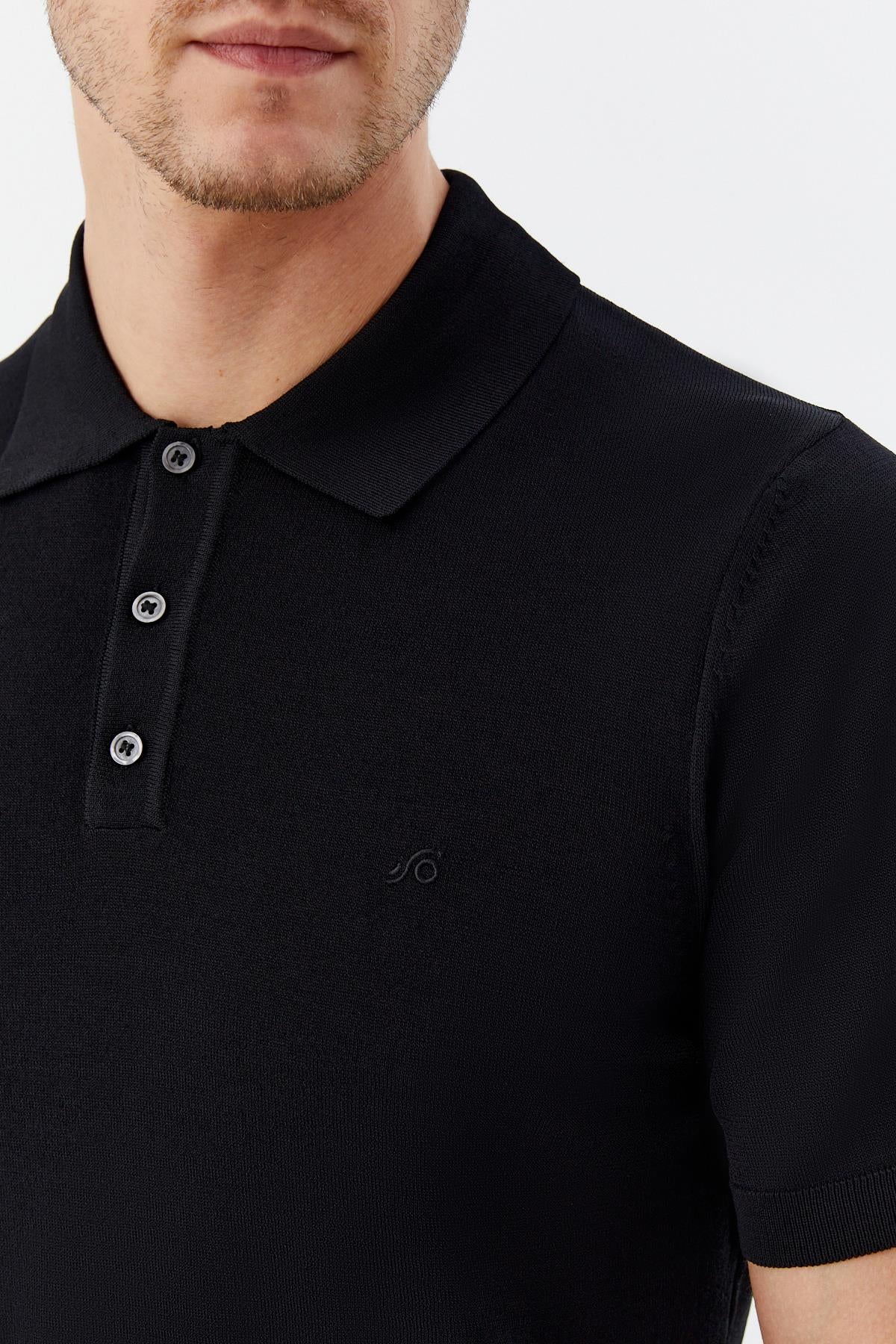 Siyah Göğüs Nakış Detaylı Polo Yaka Triko T-Shırt