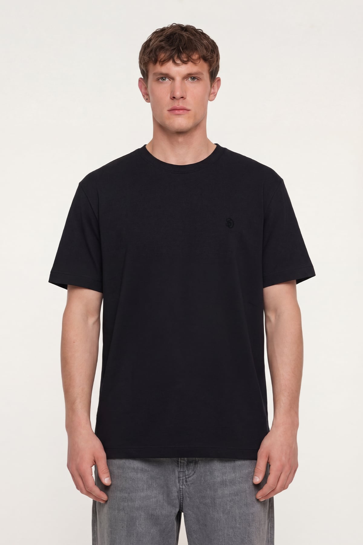 Siyah Nakışlı %100 Pamuk Bisiklet Yaka Düz Renk Basic T-Shirt