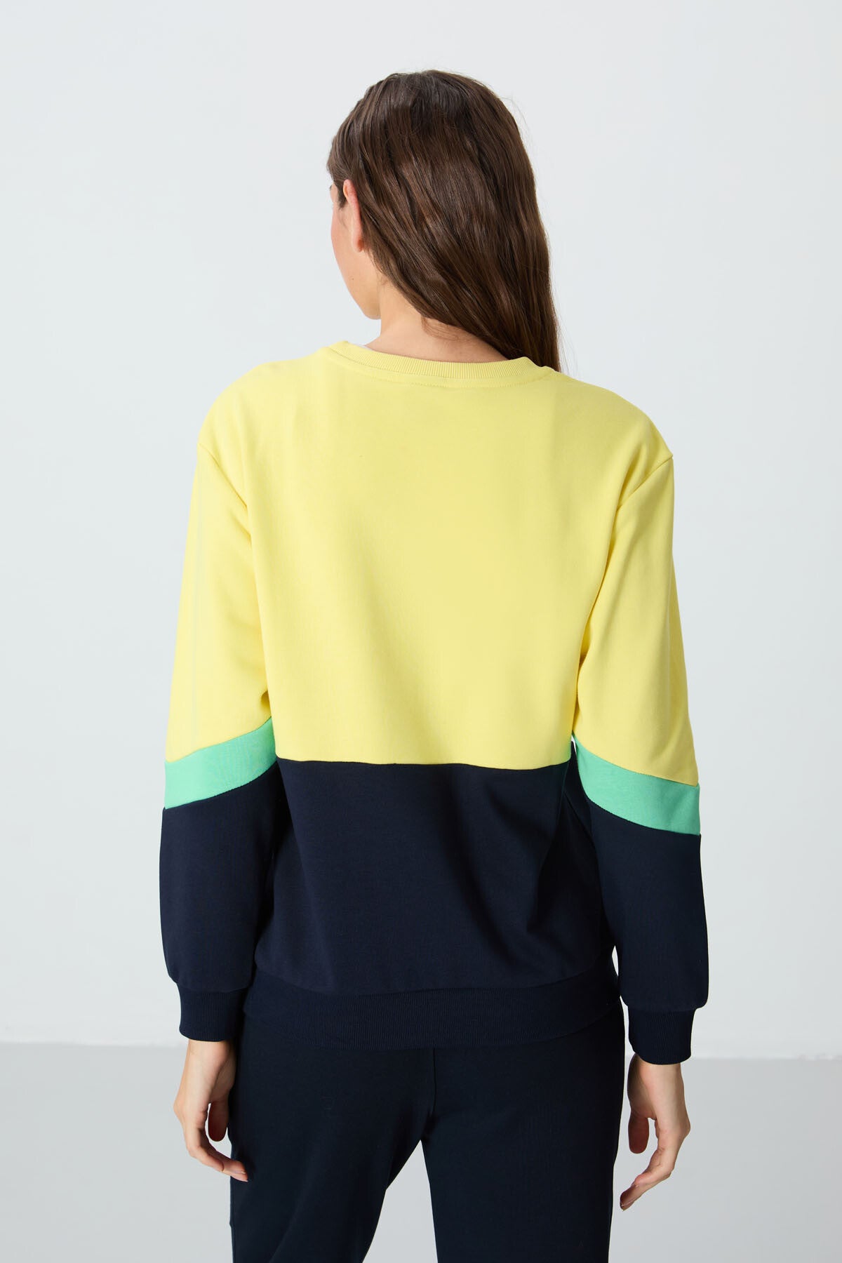 Sarı Kompakt Pamuklu Kalın Pürüzsüz Dokulu O Yaka Oversize Fit Kadın Sweatshirt - 97289