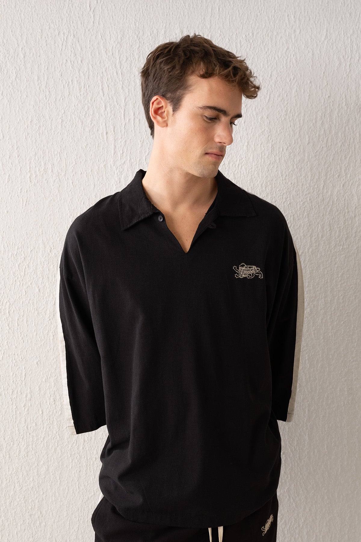 ŞERİT DETAYLI KETEN SİYAH TSHIRT