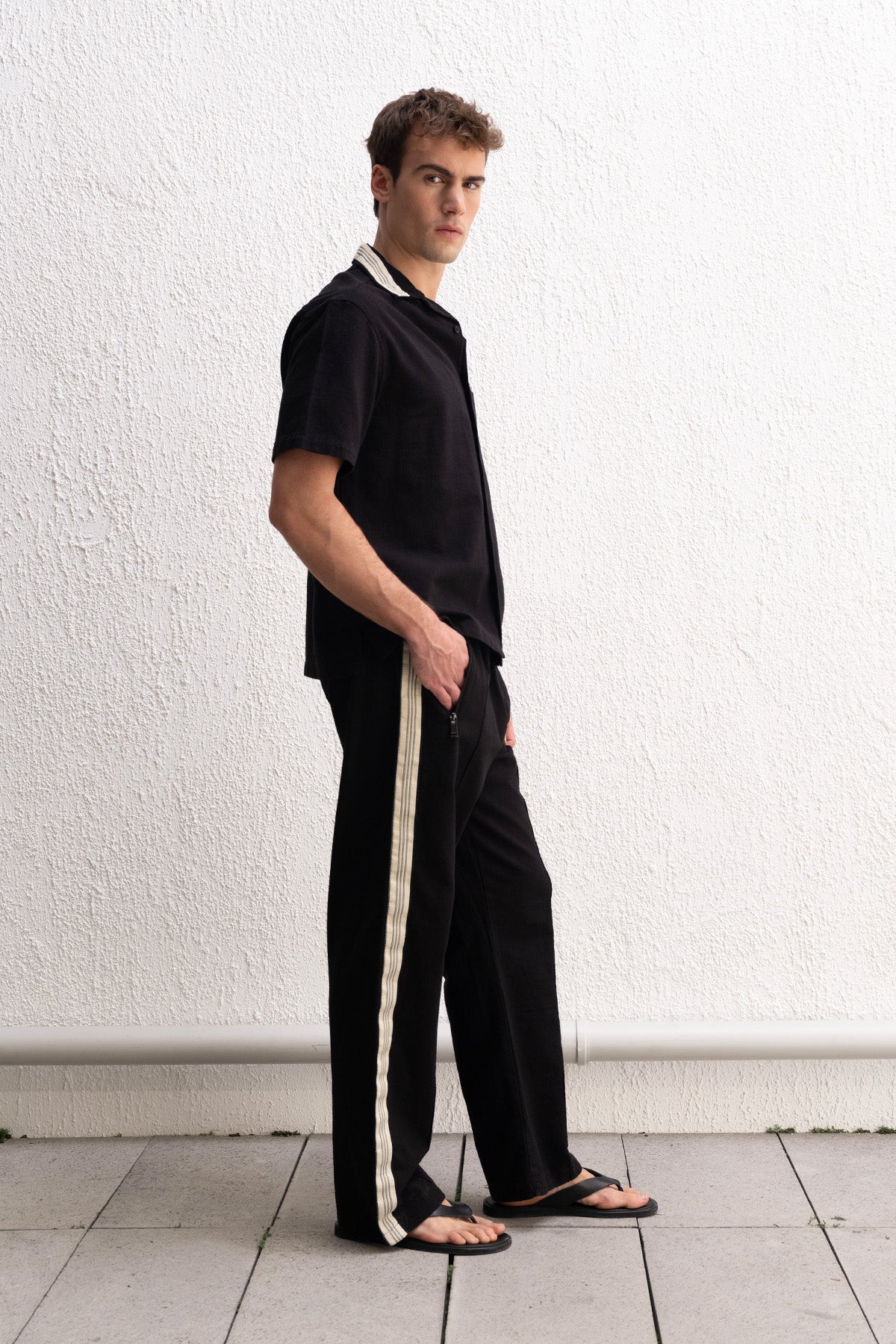 ŞERİT DETAYLI SİYAH PANTOLON