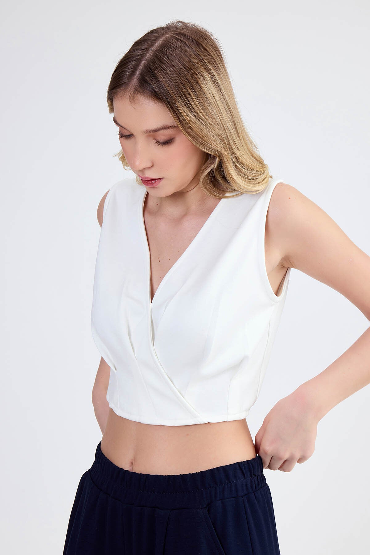 Sıfır Kol V Yaka Crop Modal Bluz