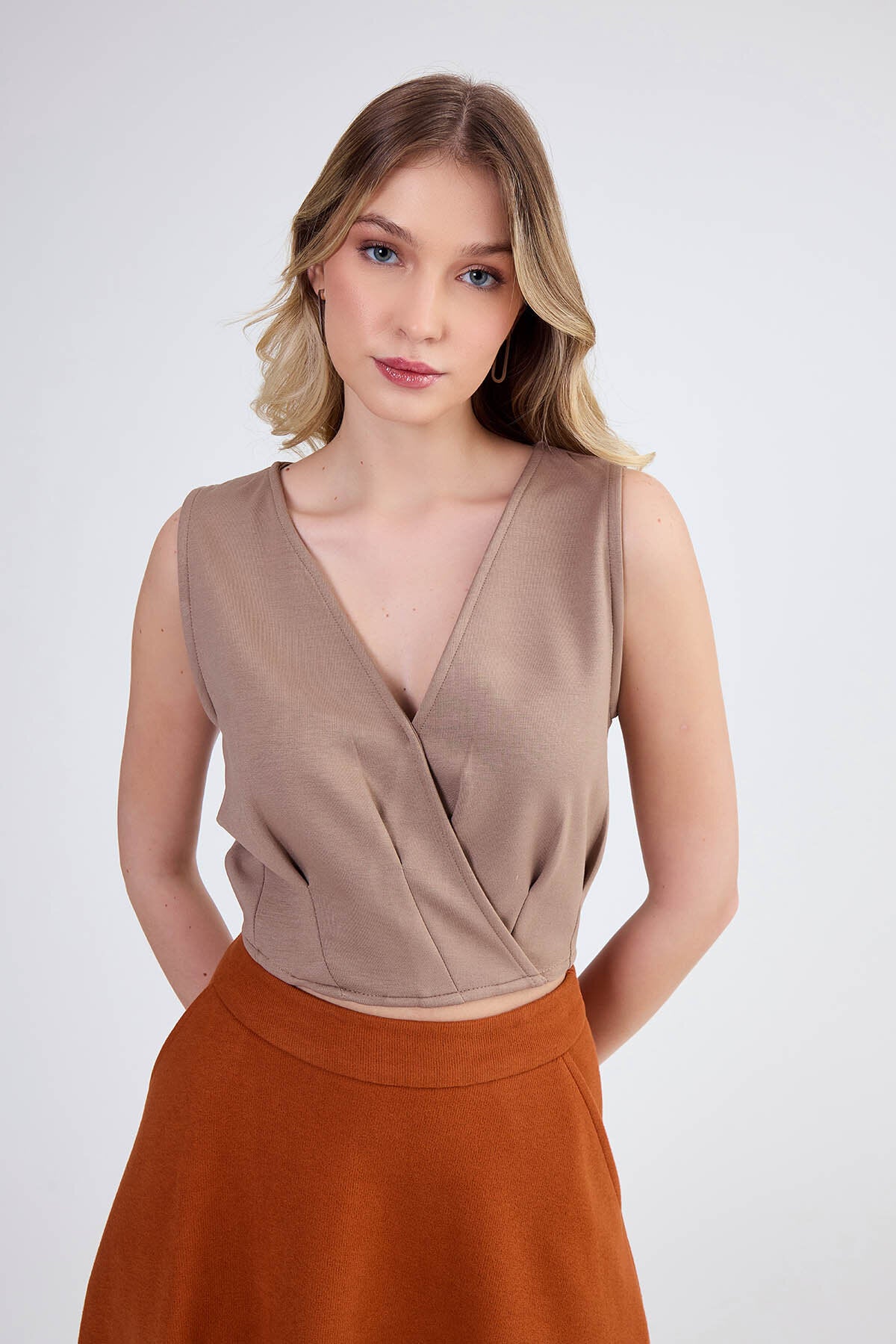 Sıfır Kol V Yaka Crop Modal Bluz