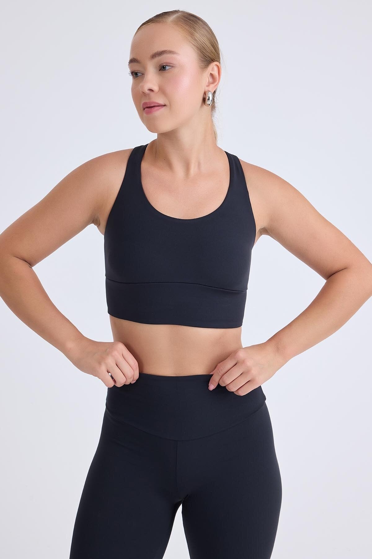 Sırtı Çapraz Crop Sporcu Atlet