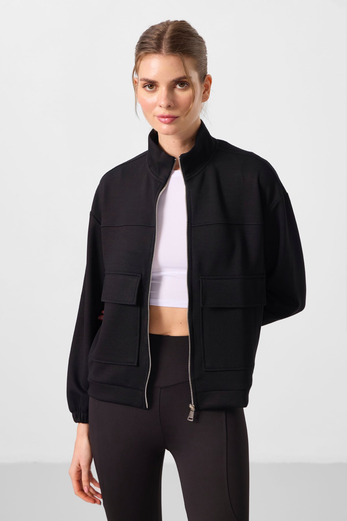 Siyah Yumuşak Dokulu Dik Yaka Oversize Kargo Cepli Kadın Crop Top Sweatshirt - 97301