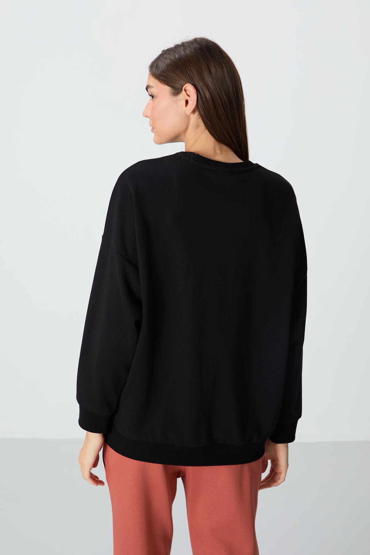 Siyah Kompakt Pamuklu Kalın Pürüzsüz Dokulu O Yaka Oversize Fit Kadın Sweatshirt - 97288