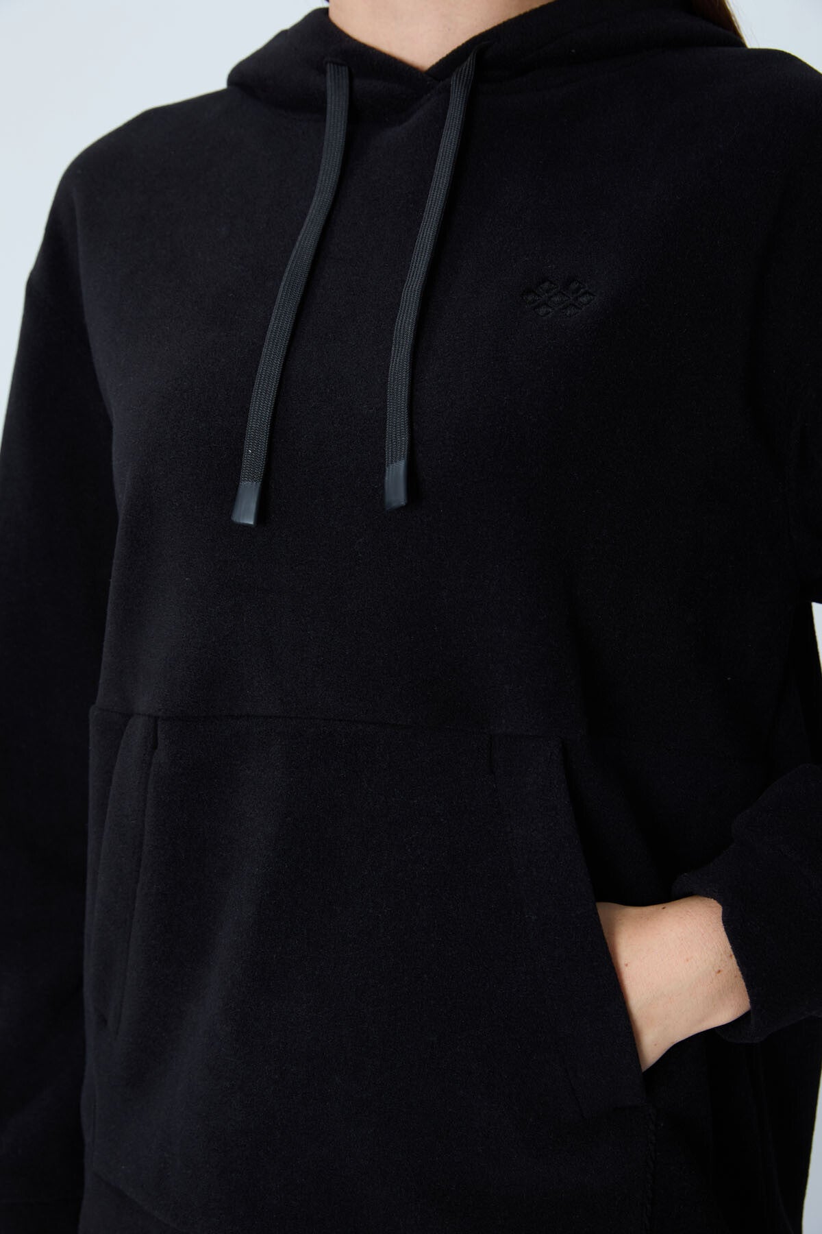 Siyah Kalın Yumuşak Dokulu Kapüşonlu Oversize Nakışlı Polar Kadın Sweatshirt - 97292