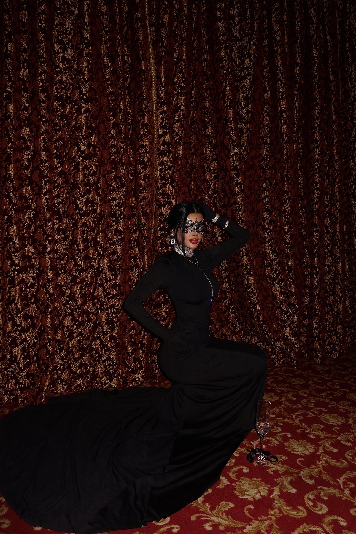 Siyah Maria Eldivenli Sırt Dekolteli Uzun Elbise ATE-2404