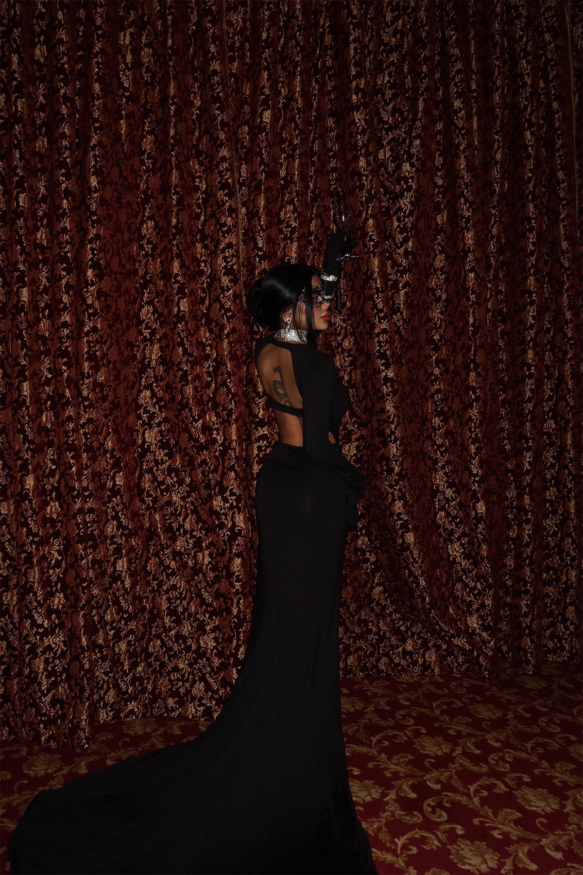 Siyah Maria Eldivenli Sırt Dekolteli Uzun Elbise ATE-2404