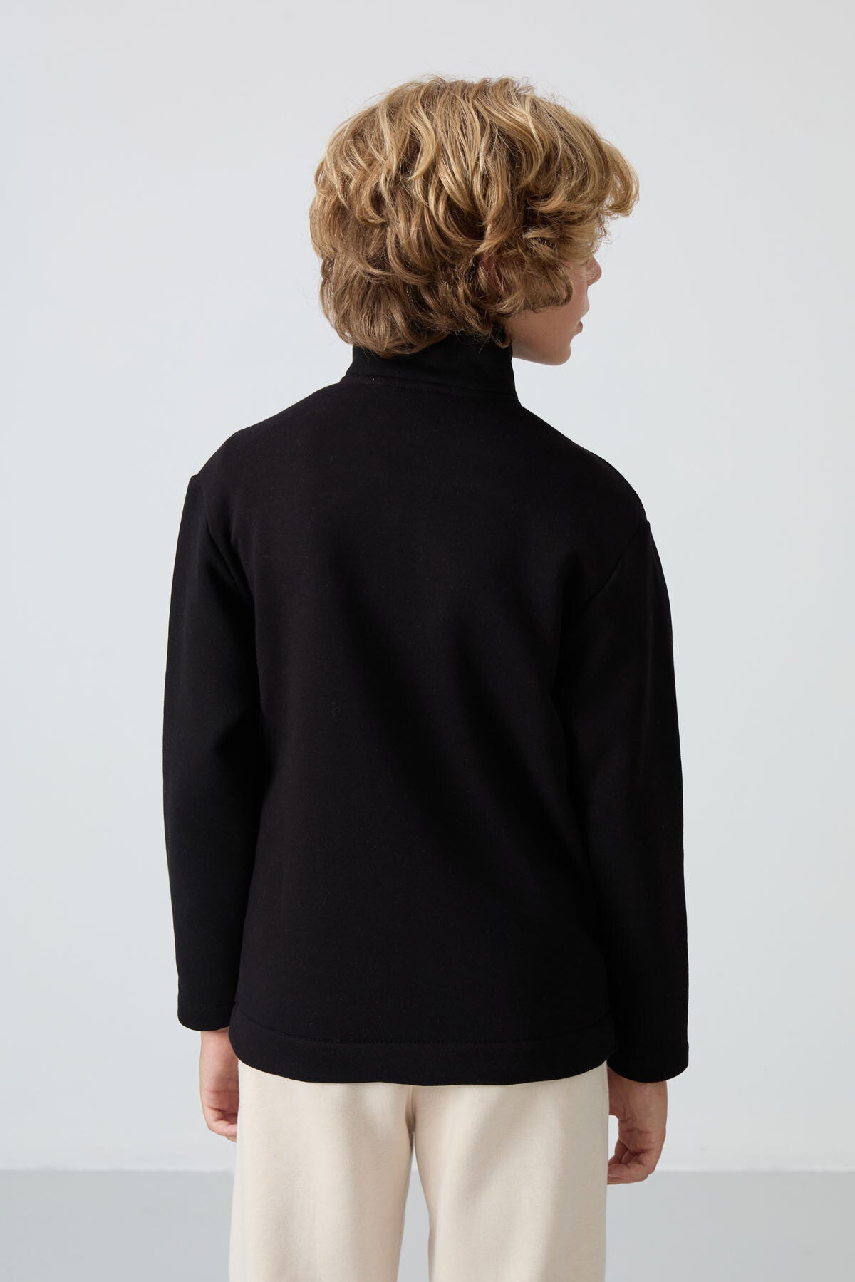 Siyah Pamuklu Kalın İçi Tüylü Yumuşak Dokulu Standart Fit Nakışlı Erkek Çocuk Sweatshirt - 11245