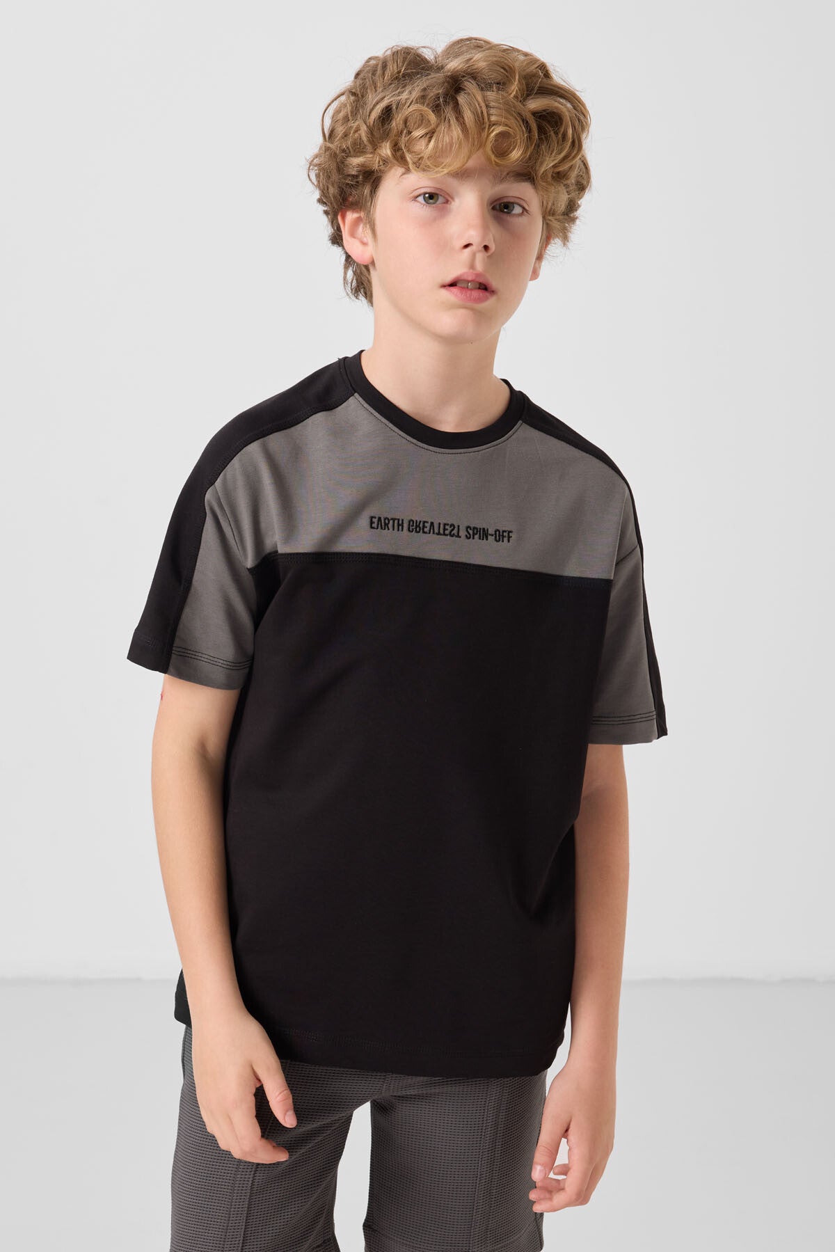 Siyah Pamuklu Yumuşak Dokulu Oversize Fit Nakışlı Erkek Çocuk T-Shirt - 11290