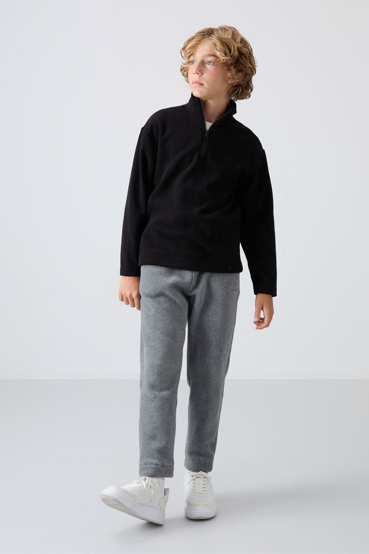 Siyah Kalın Yumuşak Dokulu Standart Fit Nakışlı Polar Erkek Çocuk Sweatshirt - 11221