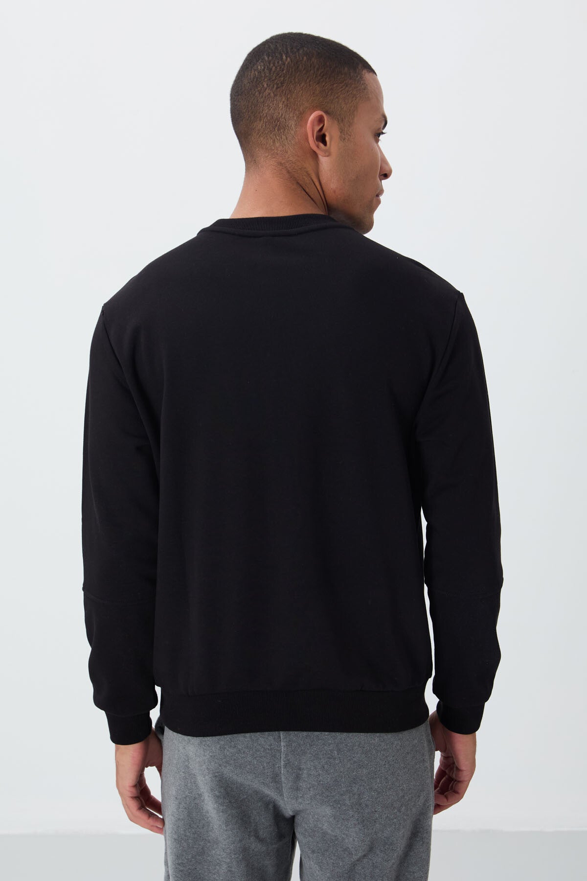 Siyah Kompakt Pamuklu Kalın Pürüzsüz Dokulu O Yaka Standart Fit Erkek Sweatshirt -88405