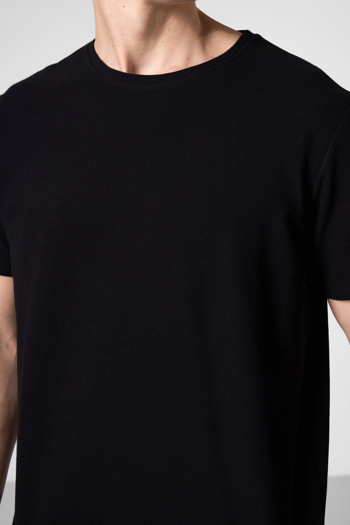 Siyah Yüzeyi Dokulu Rahat Form Basic Erkek T-Shirt - 88436