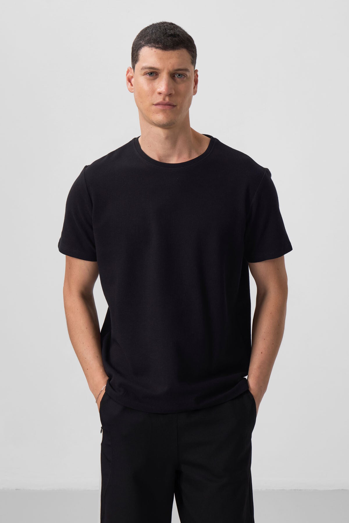 Siyah Yüzeyi Dokulu Rahat Form Basic Erkek T-Shirt - 88436