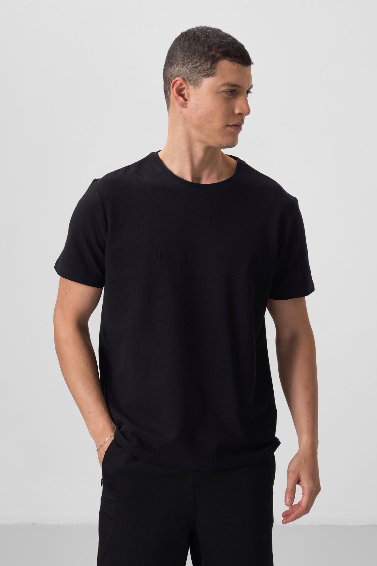 Siyah Yüzeyi Dokulu Rahat Form Basic Erkek T-Shirt - 88436