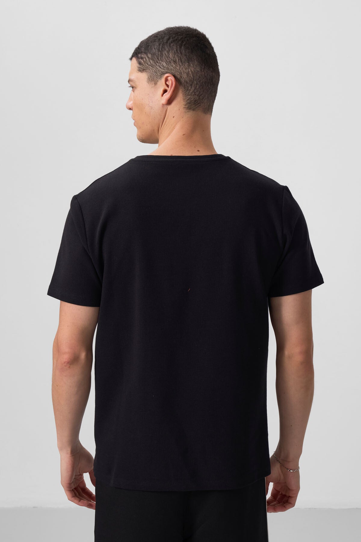 Siyah Yüzeyi Dokulu Rahat Form Basic Erkek T-Shirt - 88436