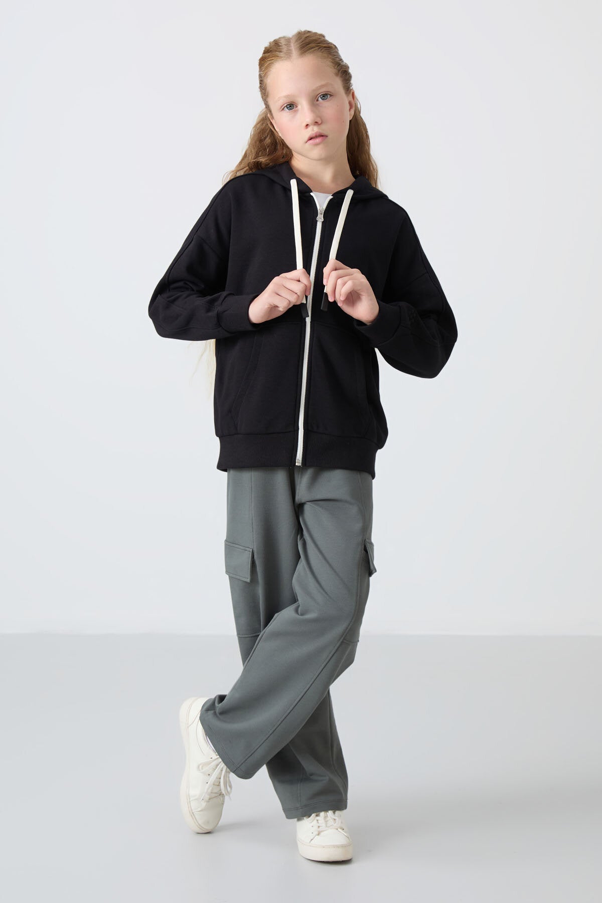 Siyah Pamuklu İçi Tüylü Yumuşak Dokulu Standart Fit Nakışlı Kız Çocuk Sweatshirt - 75149
