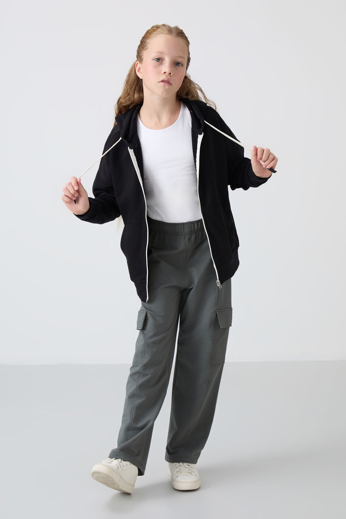 Siyah Pamuklu İçi Tüylü Yumuşak Dokulu Standart Fit Nakışlı Kız Çocuk Sweatshirt - 75149