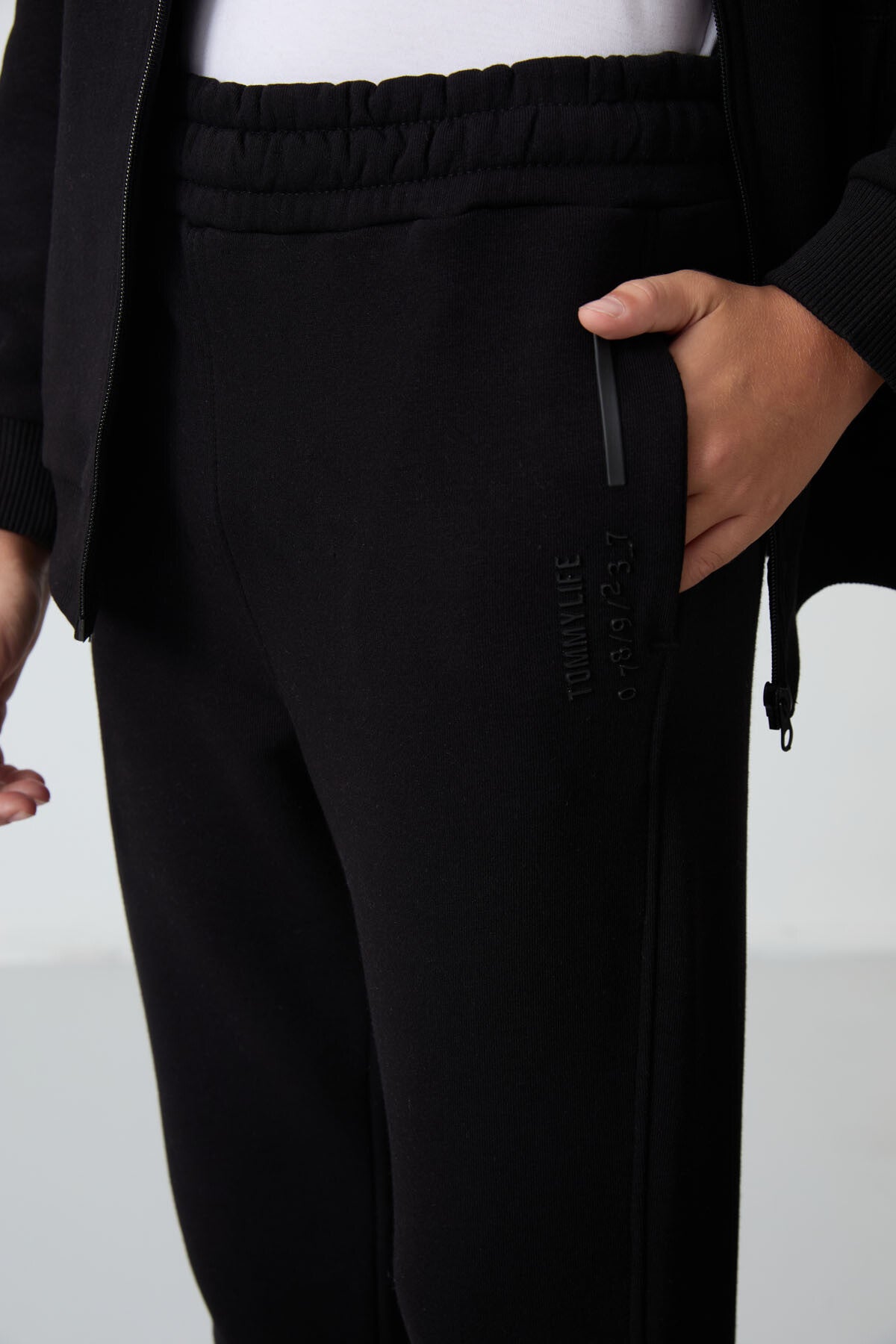 Siyah Pamuklu Kalın İçi Tüylü Yumuşak Dokulu Standart Fit Nakışlı Erkek Çocuk Eşofman Takım - 11240