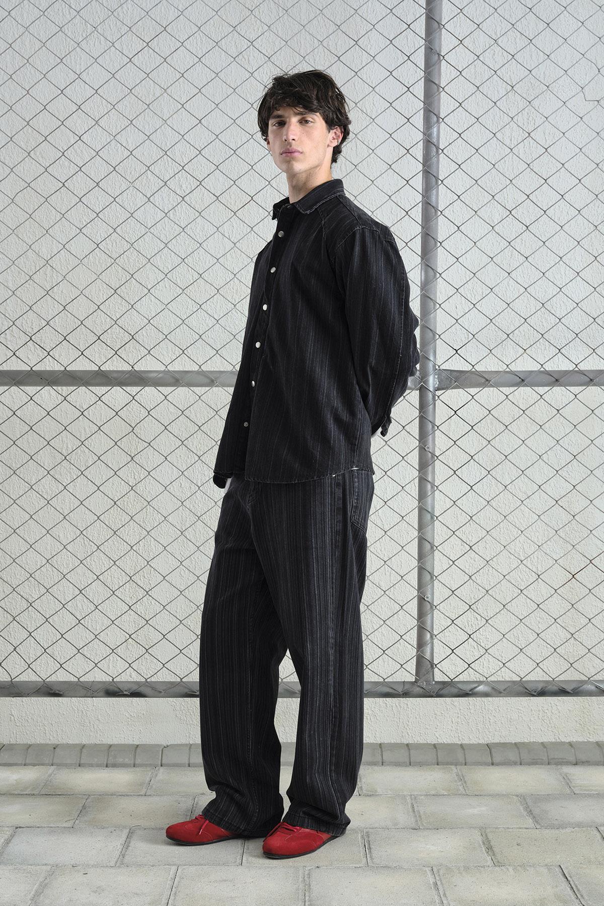 TİNTLİ ÇİZGİLİ DENIM SİYAH GÖMLEK