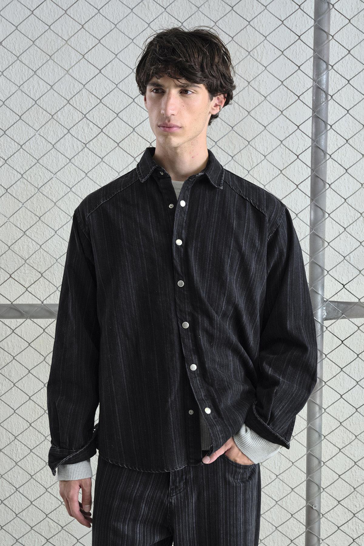 TİNTLİ ÇİZGİLİ DENIM SİYAH GÖMLEK