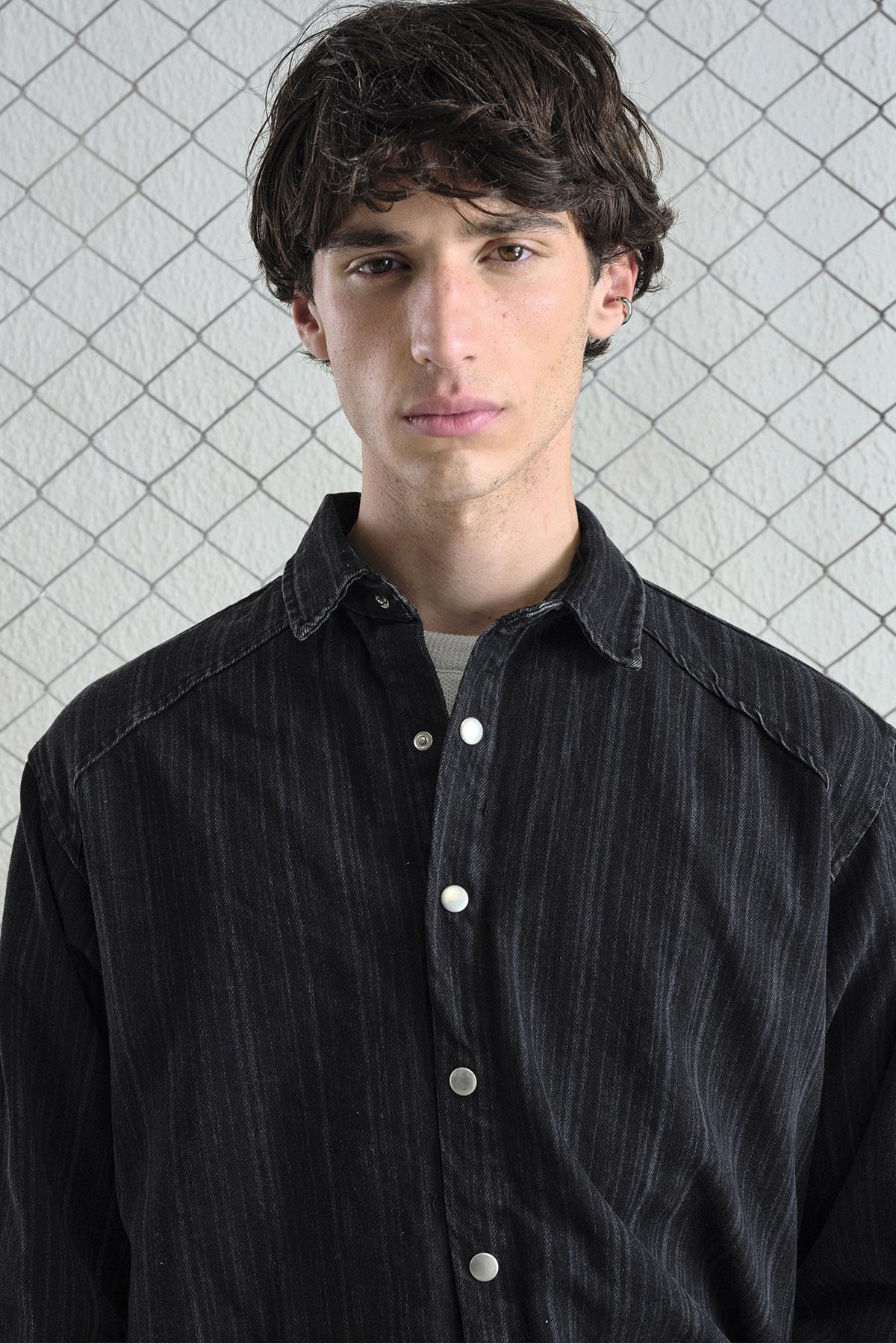TİNTLİ ÇİZGİLİ DENIM SİYAH GÖMLEK