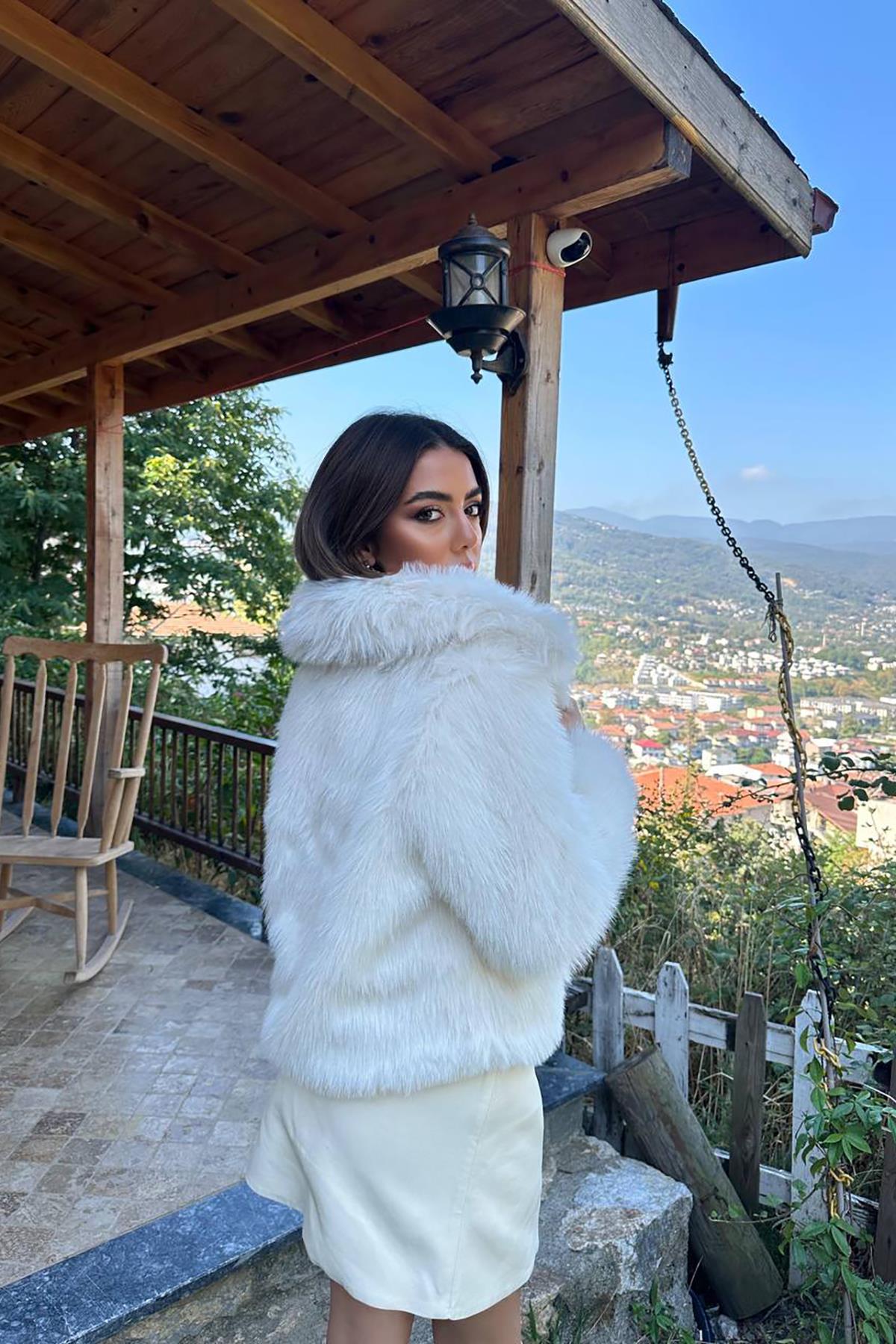 Toptan Ekru Kürklü Kısa Manto