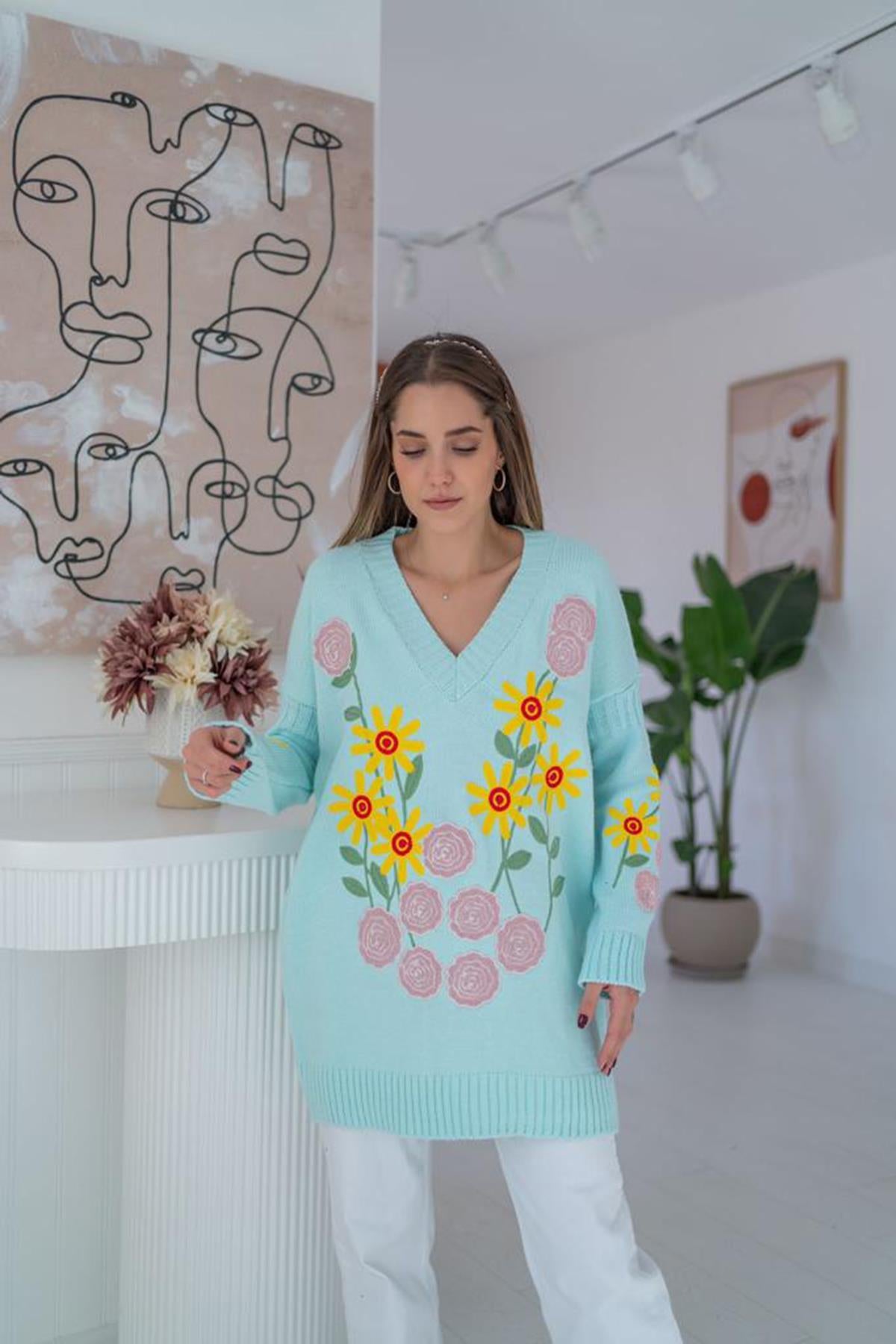 Toptan Mavi Çiçek Nakışlı Kazak