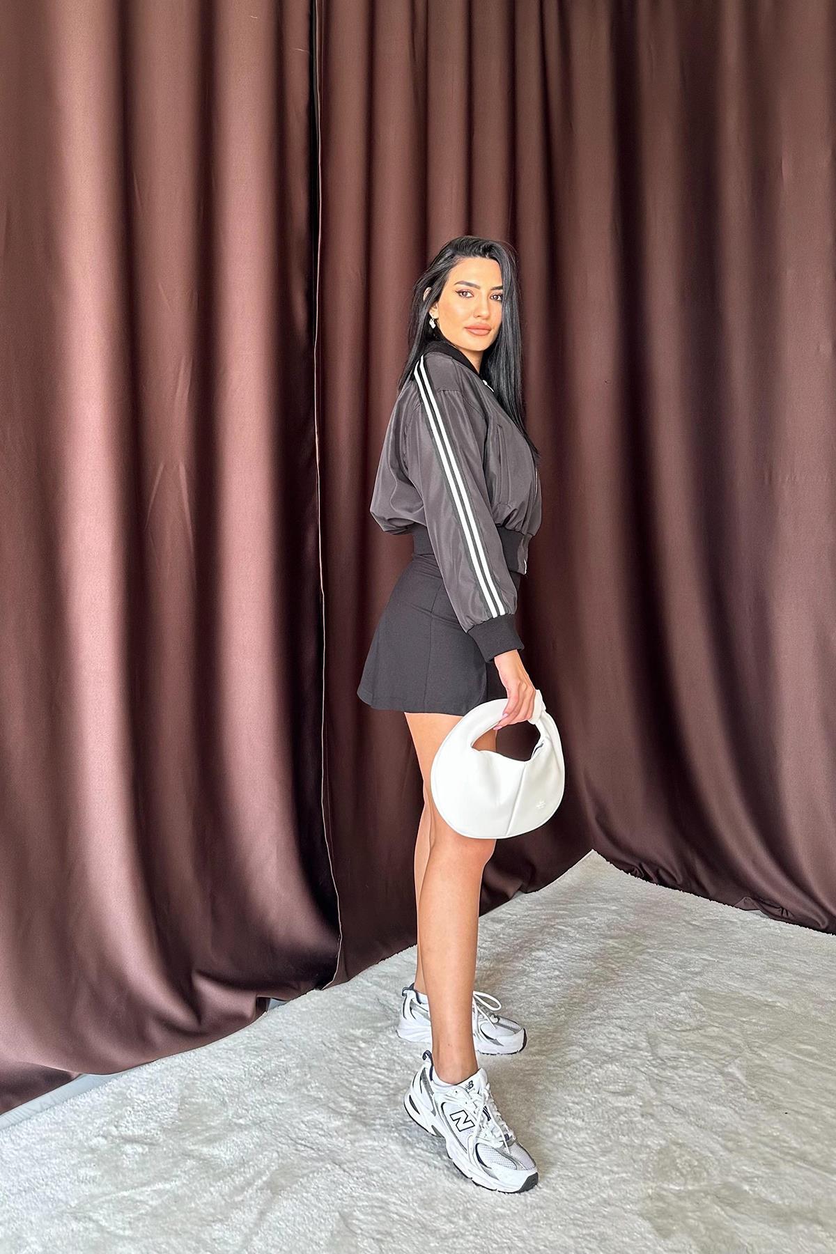 Toptan Siyah Yanları Şeritli Kısa Ceket