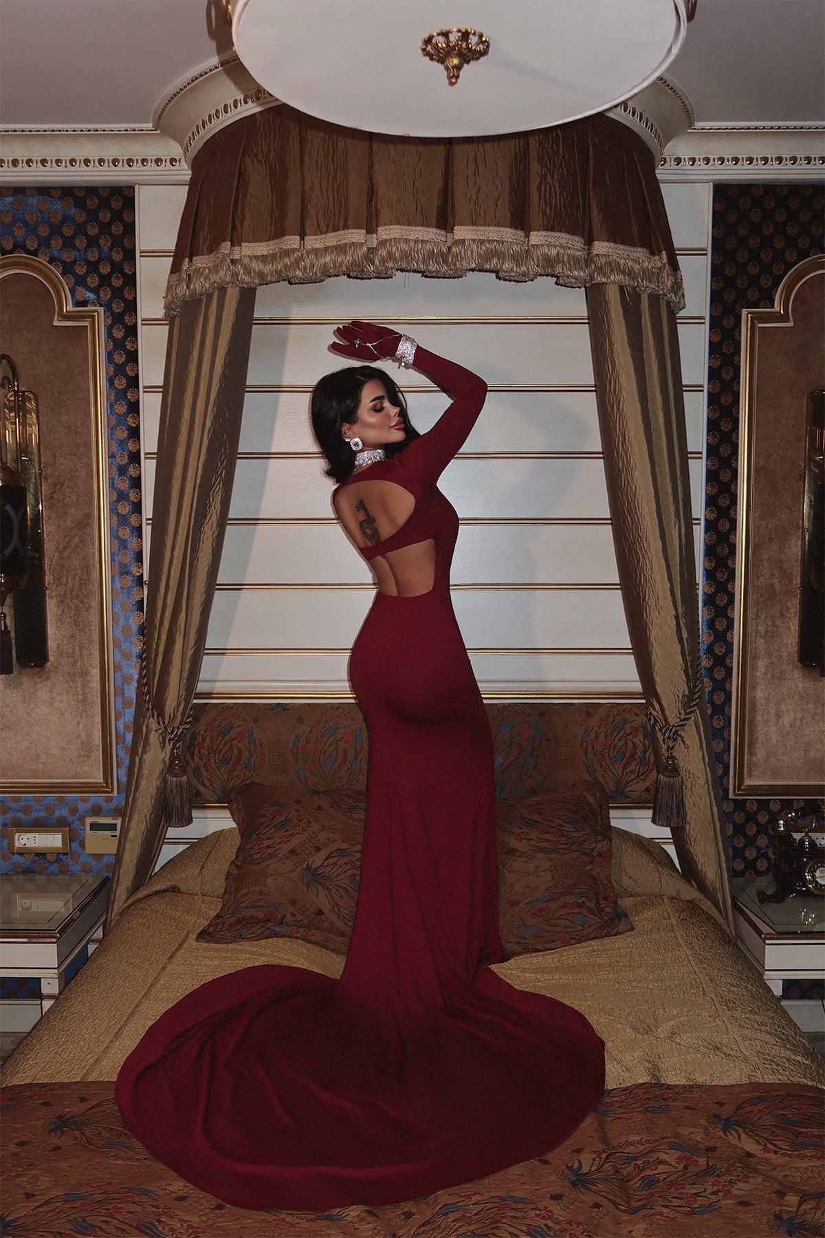 Vişne Çürüğü Maria Eldivenli Sırt Dekolteli Uzun Elbise ATE-2423