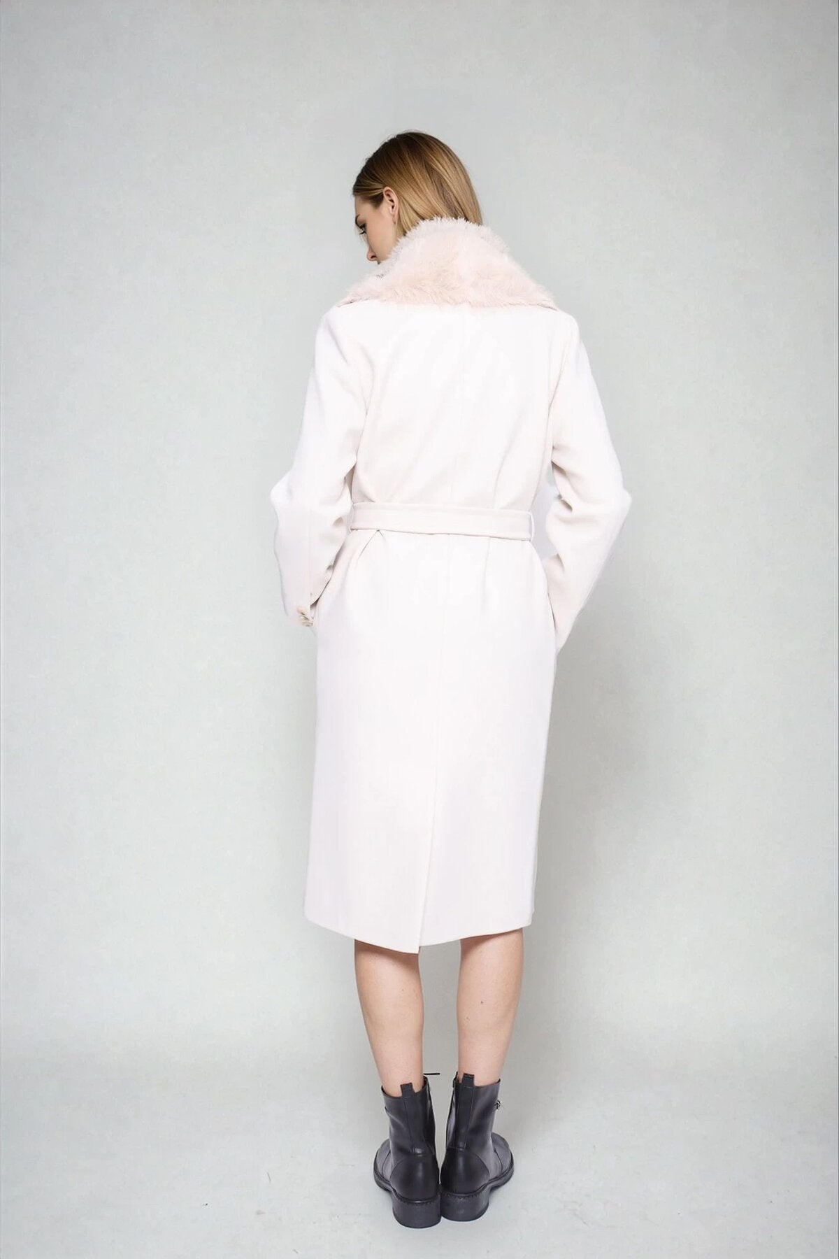 Kürk Yaka Beli Kuşaklı Uzun Kaşe Kaban