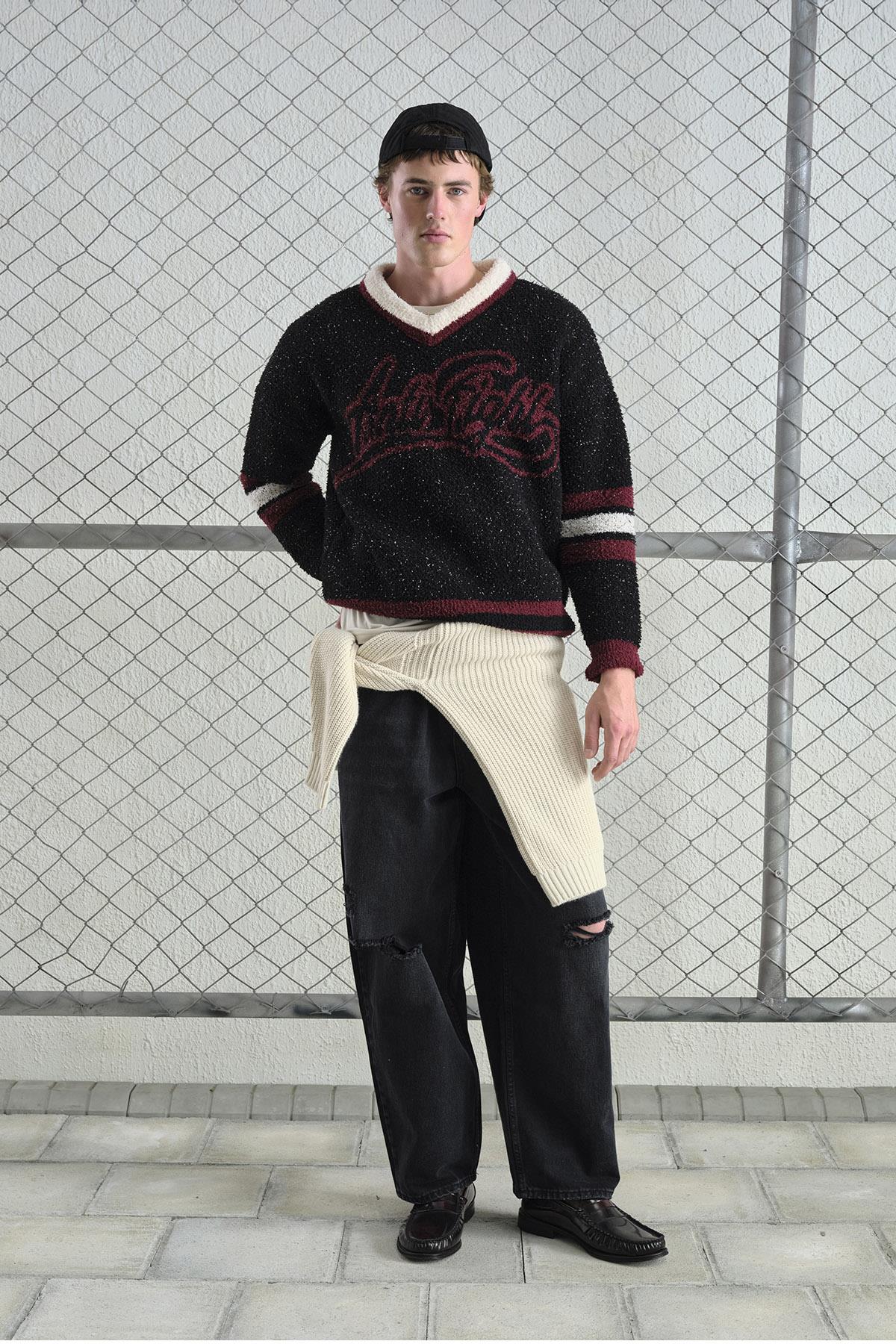 YAZILI V YAKA OVERSIZE TÜYLÜ SİYAH KAZAK