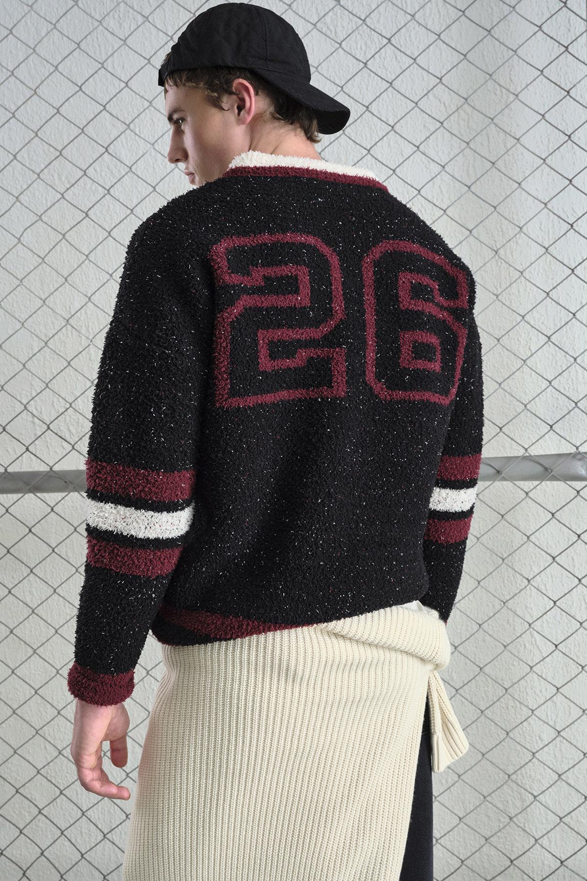 YAZILI V YAKA OVERSIZE TÜYLÜ SİYAH KAZAK