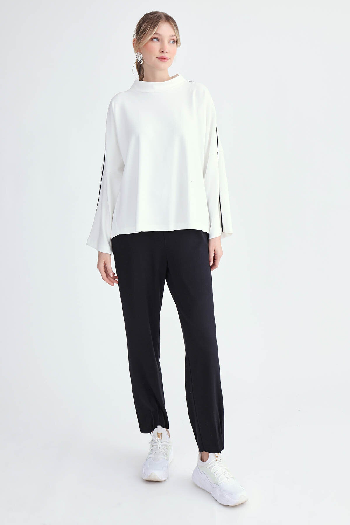 Yuvarlak Yaka Kenarı Şeritli Oversize Bluz