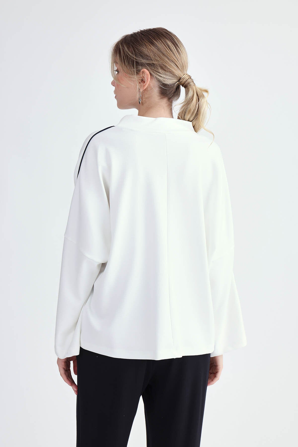Yuvarlak Yaka Kenarı Şeritli Oversize Bluz