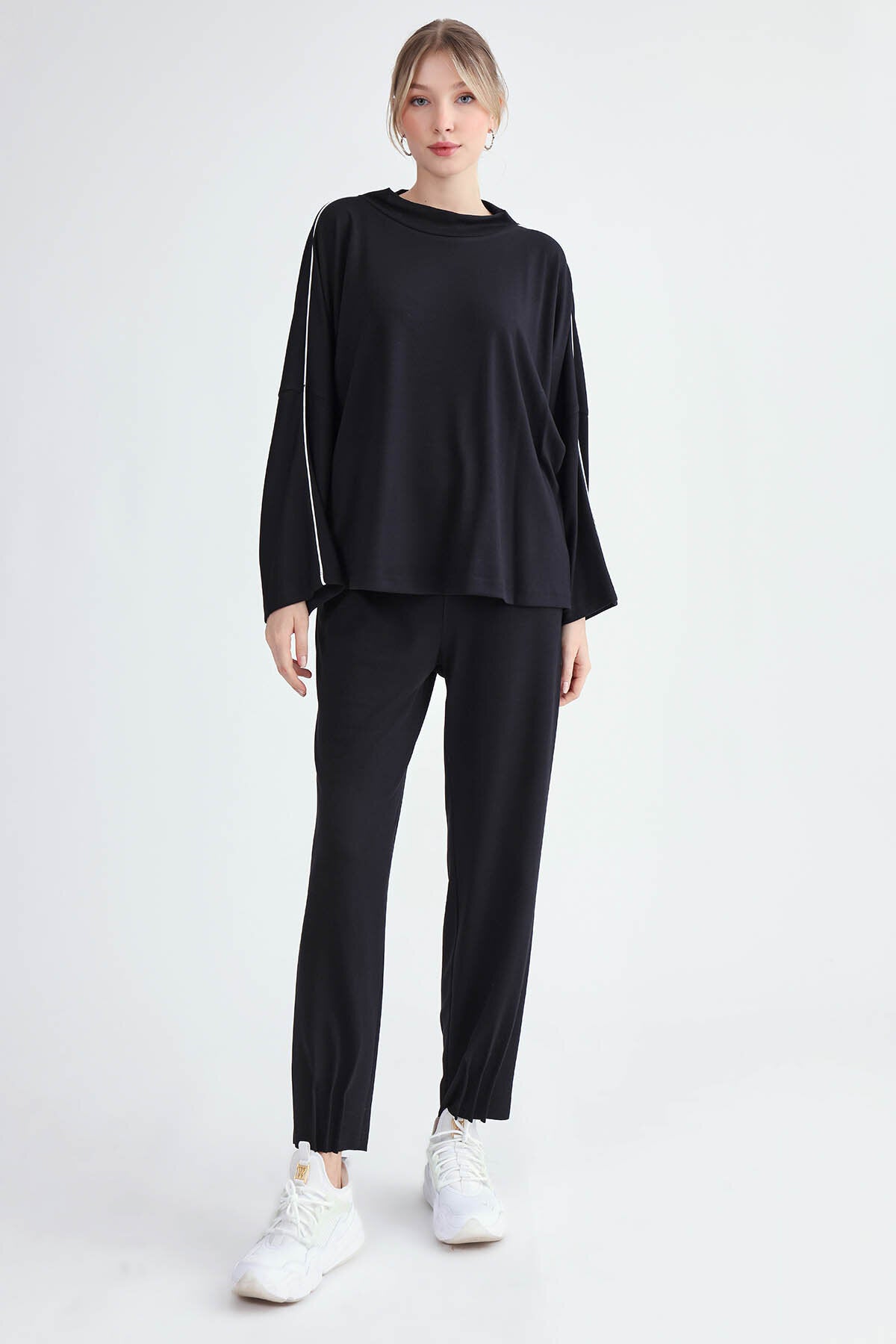 Yuvarlak Yaka Kenarı Şeritli Oversize Bluz