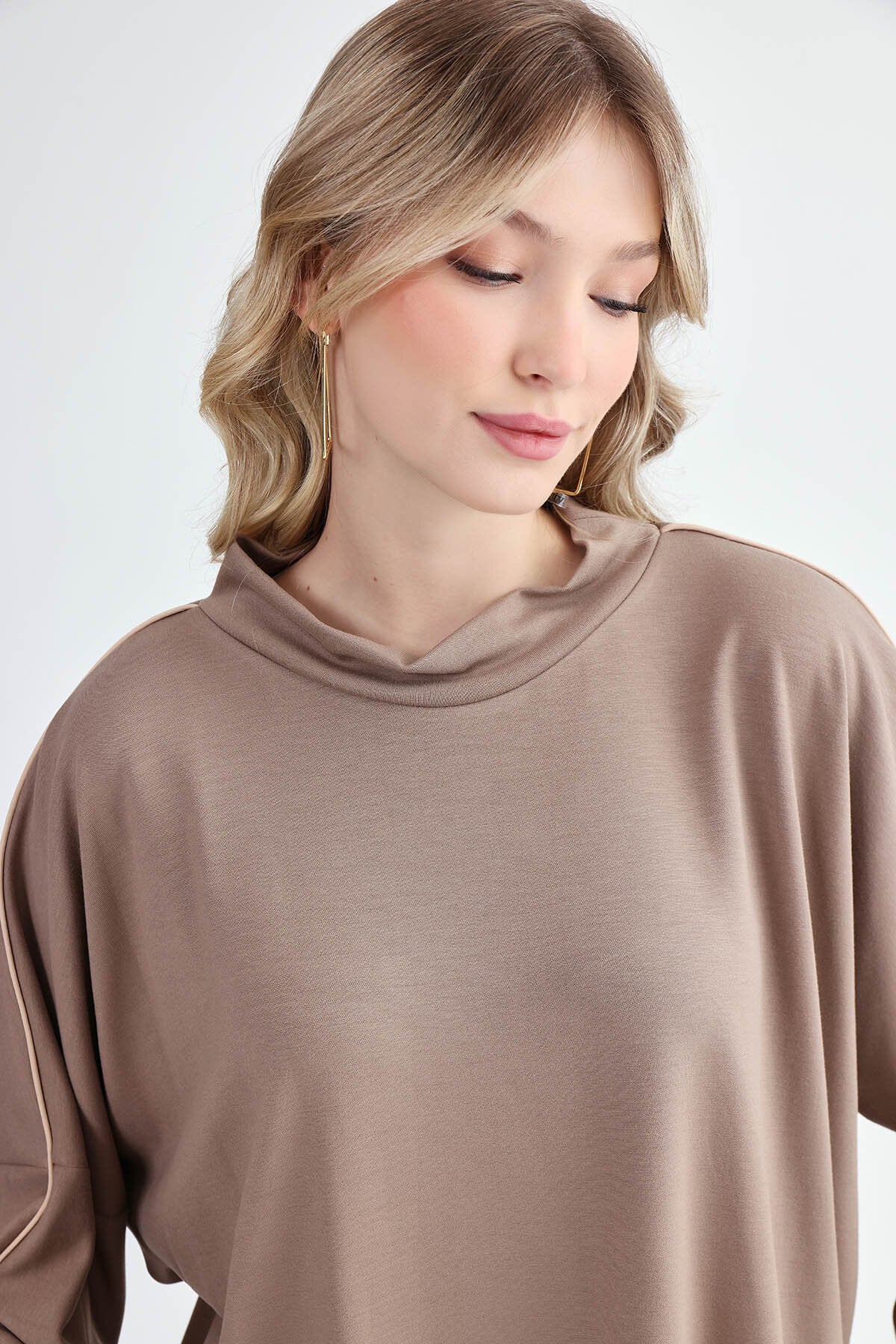 Yuvarlak Yaka Kenarı Şeritli Oversize Bluz