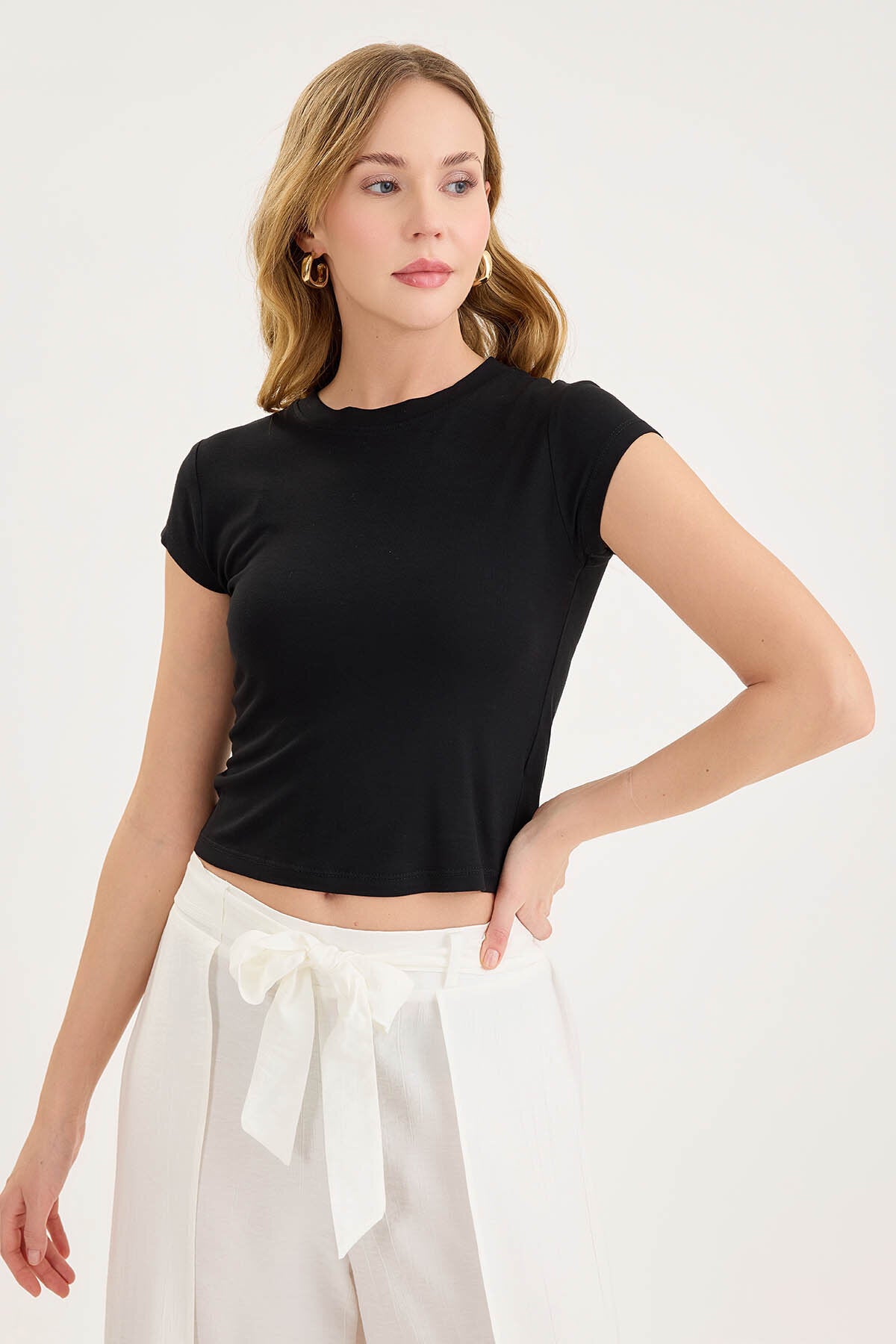 Yuvarlak Yaka Kısa Kol Crop Bluz