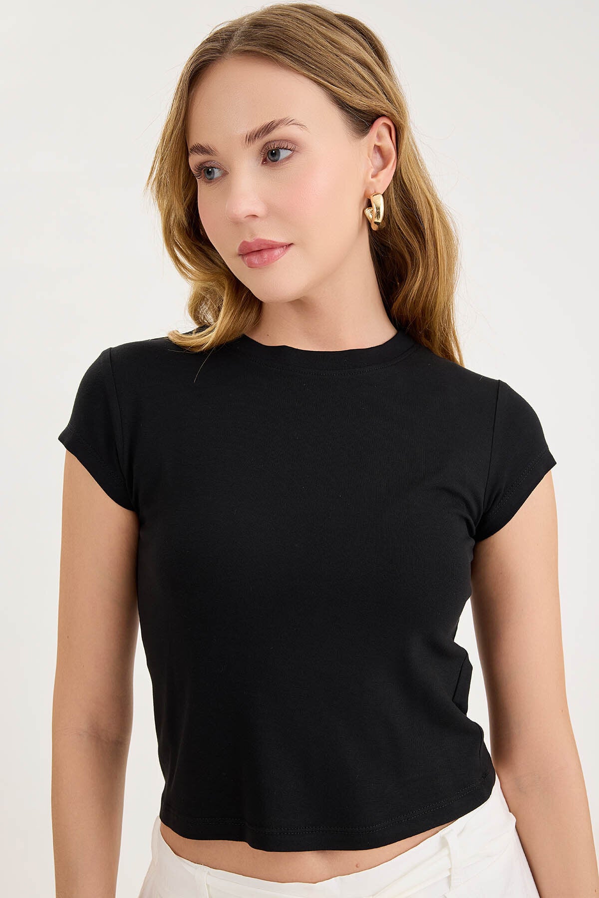 Yuvarlak Yaka Kısa Kol Crop Bluz
